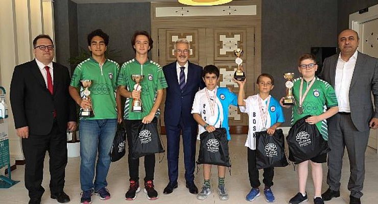 Başarılı sporcular kupa sevincini Başka Erdem’le paylaştı