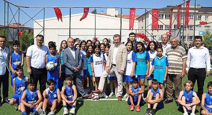 Başkan Koştu, Bergama’da halı sahaların açılışını yaptı