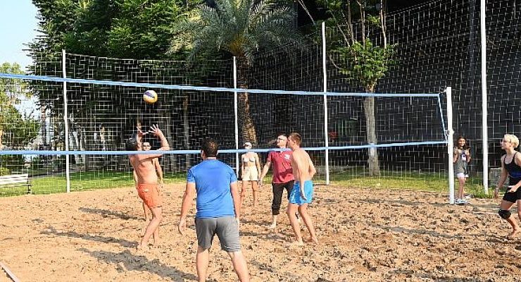 Başkan Topaloğlu’ndan Plaj Voleyboluna Top ve File Desteği