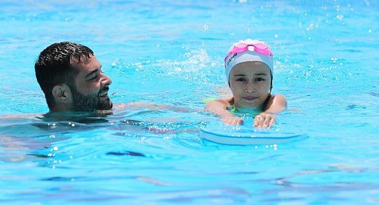 Bayraklı’da yüzme kursu başladı  Haydi çocuklar, havuza