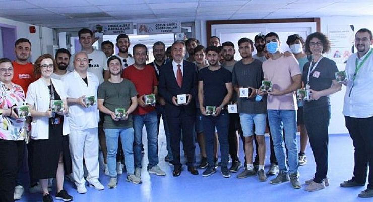Egeli öğrencilerden tedavi gören çocuklara “Çim Adam” morali
