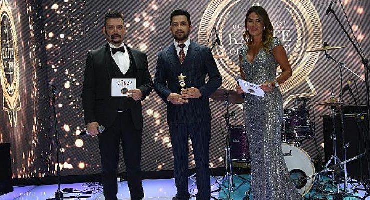 Engin Özavcı Ödülünü Sunucu Özlem Yıldız’ın elinden aldı!