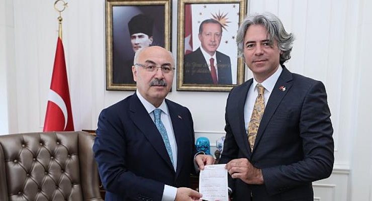 İzmir Valisi Köşger, Kurban Bağışını Kızılay’a Yaptı