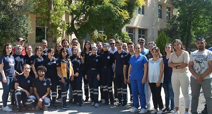 Paramedik öğrencileri eğlenerek mesleklerini uyguladılar