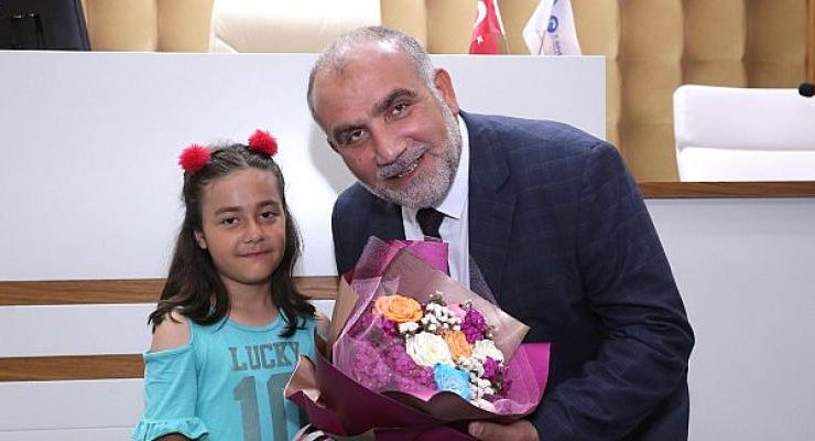 Sandıkçı’yı Ziyaret Eden Öğrenci Mutluluktan Ağladı