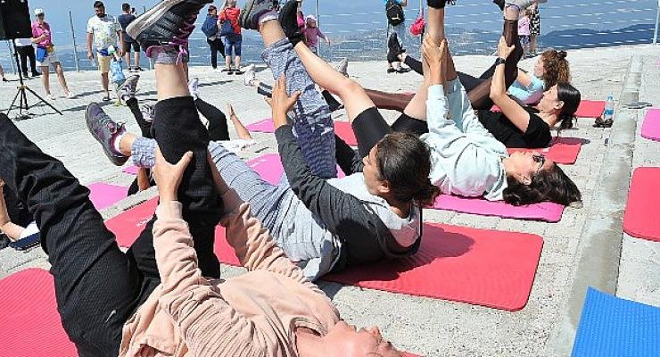 “Tanrıların Dağı” Tahtalı Dağı’nın Zirvesinde Pilates Yaptılar