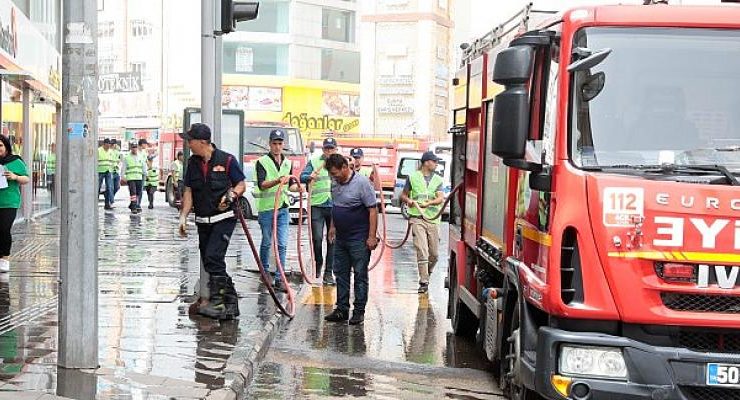 Toz Taşınımının Ardından Yollar ve Yaya Kaldırımları Yıkanarak Temizlendi