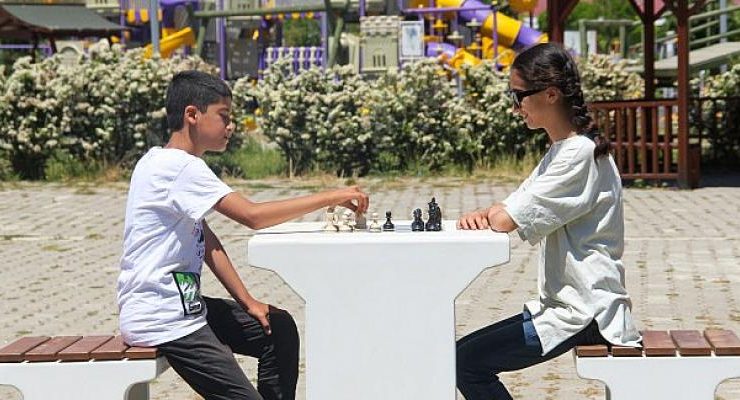 Van Büyükşehir Belediyesi Parklara Masa Tenisi ve Satranç Masaları Kurdu