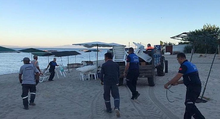 Ayvalık Belediyesi’nden Yasal Olmayan Kumsal Kullanımlarına Müdahele