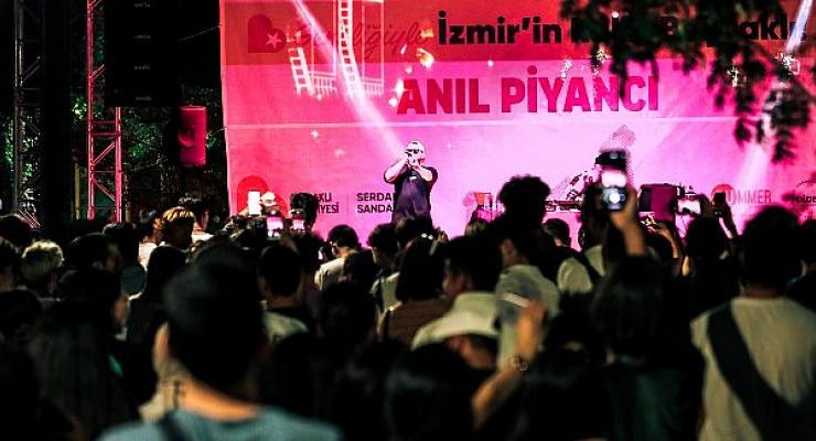 Barışın sesi Bayraklı’dan yükseldi!  Anıl Piyancı coşturdu