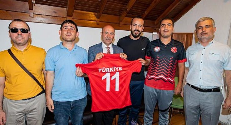 Başkan Soyer görme engelli sporcuları ağırladı