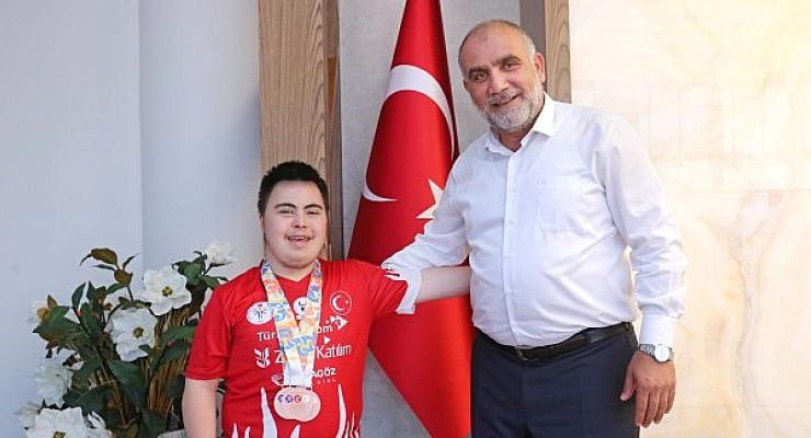 Down Sendromlular Dünya Şampiyonası’ndan zaferle dönen milli sporcu Salihcan Öztankal, Canik Belediye Başkanı İbrahim Sandıkçı Milli Sporcuyu Ağırladı