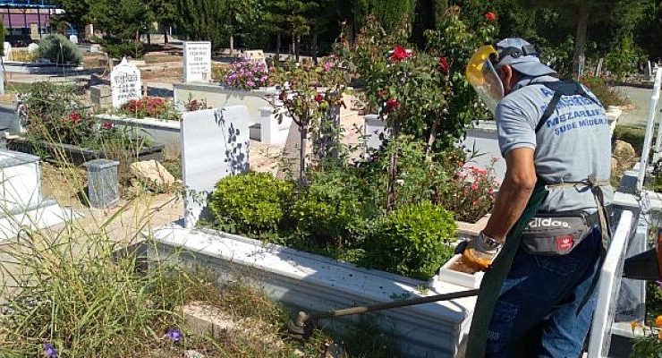 Mezarlıklar bayram ziyaretine hazırlanıyor