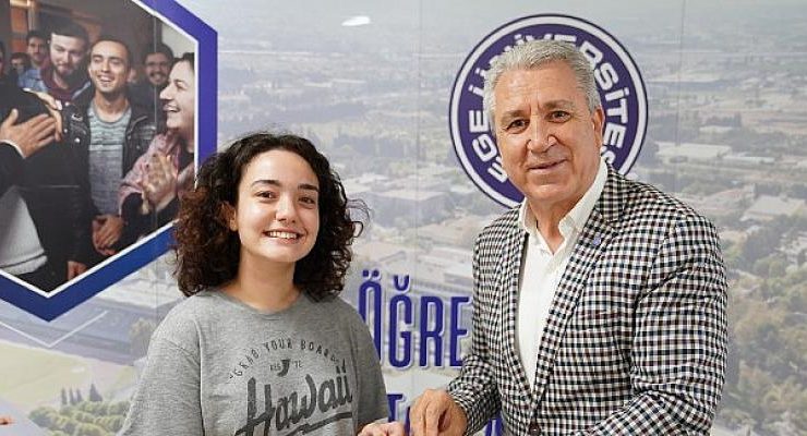 Başarılı öğrencilerin kayıtlarını Rektör Budak yaptı