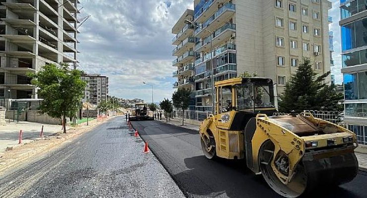 Bayraklı sokaklarına 62 bin metrekare asfalt serimi