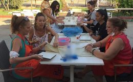 Çocuklar tenise, veliler Seramik’e