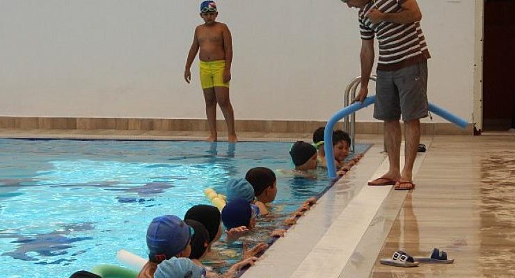 Elmalı ASFİM yaz yüzme kurslarına yoğun ilgi