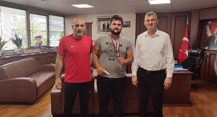 Gölcük Belediye Başkanı Ali Yıldırım Sezer, Türkiye 3’üncüsü olan Gölcük Belediyesporlu Teakwondo sporcusu Ali İmran Pustu’yu makamında konuk etti.