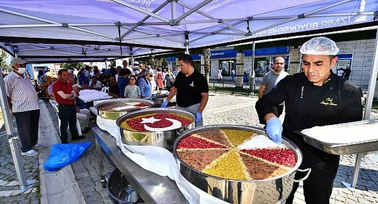İzmir Büyükşehir Belediyesi aşure bereketini 12 bin kişiyle paylaştı