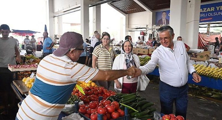 Kemer Belediye Başkanı Necati Topaloğlu, Muharrem ayı dolayısıyla vatandaşlara kendi elleriyle aşure ikram etti