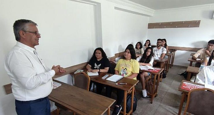Kemer belediyesinin Açtığı Kursta Üniversiteye Ücretsiz Hazırlanıyor