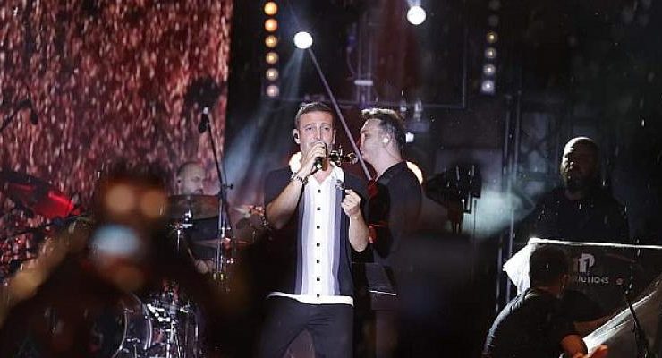 Oğuzhan Koç Sincan Gençlik Konserinde Sevilen Şarkılarını Seslendirdi