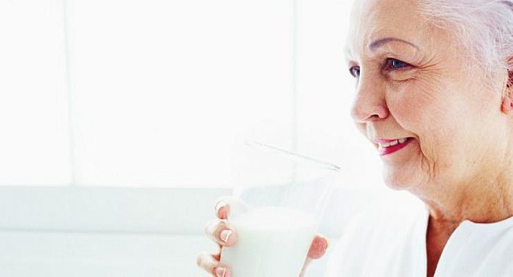Osteoporozdan korunmak için her gün iki bardak süt için