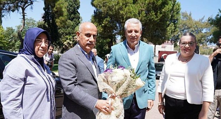 Tarım ve Orman Bakanı Prof. Dr. Vahit Kirişçi, Ege Üniversitesini ziyaret etti