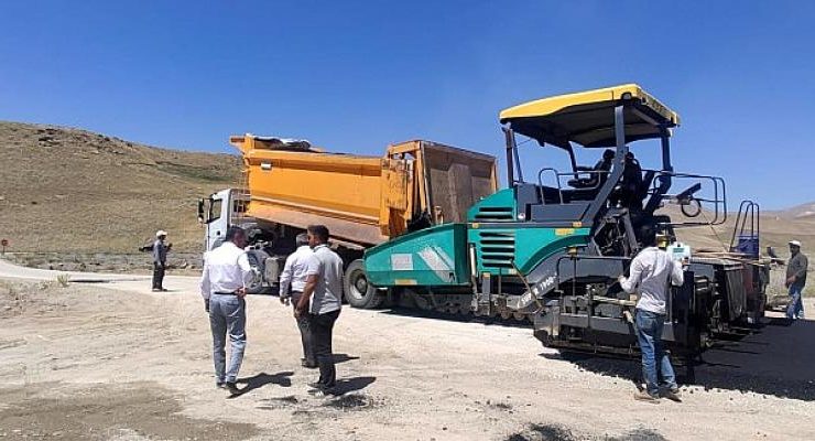 Van Büyükşehir Belediyesi, Muradiye ilçesine bağlı 1.7 kilometrelik Gümüştepe Mahalle yolunu asfaltladı