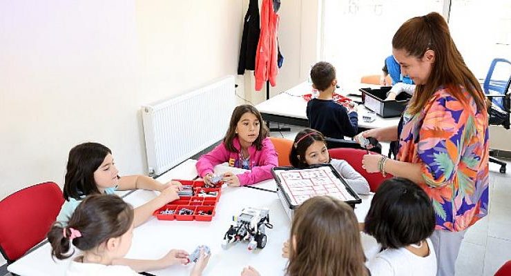 Çocuk teknoloji evinde dersler başladı