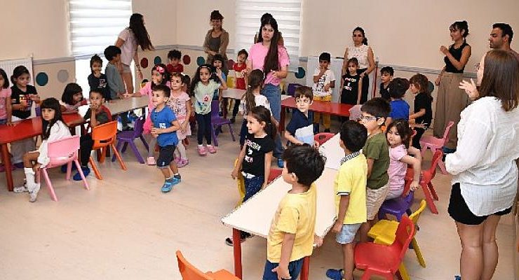 Gülen yüzler ingilizce öğreniyor