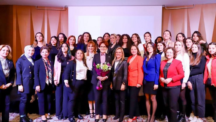 Akşener, Türk Üniversiteli Bayanlar Derneği’nin aktifliğine katıldı