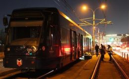 Galata Köprüsü’nde aydınlatma direği devrildi; tramvay seferler aksadı