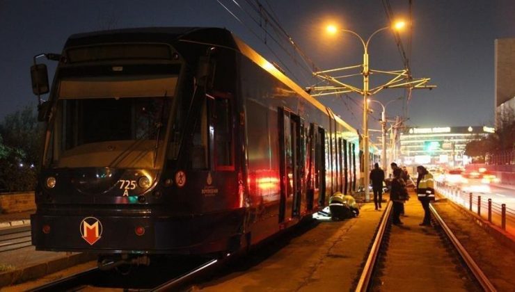 Galata Köprüsü’nde aydınlatma direği devrildi; tramvay seferler aksadı