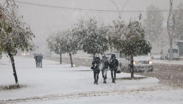 İlçede kar, 115 yerleşim yerinin yolunu ulaşıma kapattı