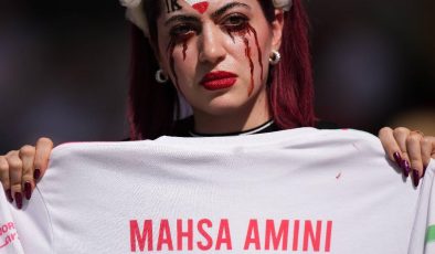 İran taraftarının protestosu Galler maçında da devam etti