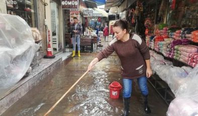 İzmir’de sağanak: Kemeraltı Çarşısı’nı su bastı