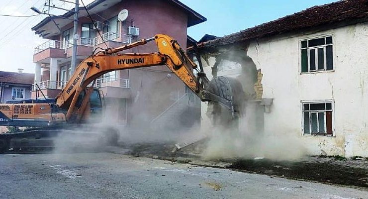 Kartepe’de Metruk ve Orta Hasarlı Bina Temizliği