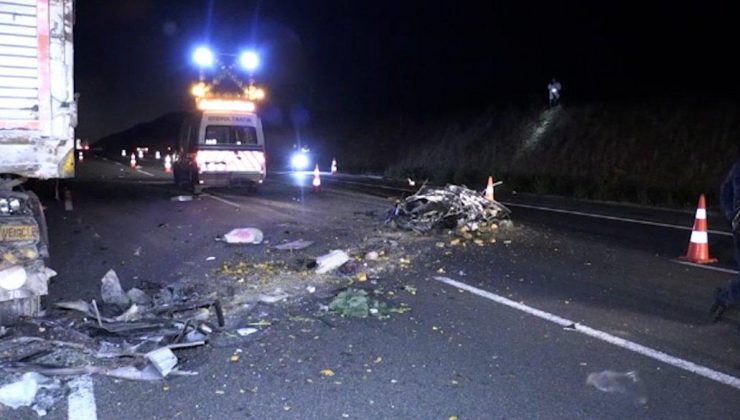 Kocaeli’de araba TIR’a çarptı: 3 meyyit