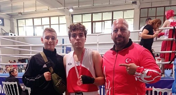 Seferihisar Halk Eğitimi Merkezi Kursiyeri Hasan Sakarya’dan Gümüş Madalya