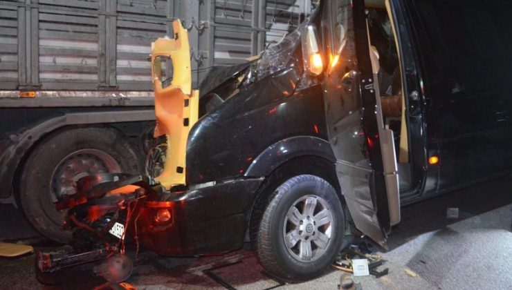 Tiyatrocuları taşıyan minibüsle kamyon çarpıştı: 3 meyyit 8 yaralı