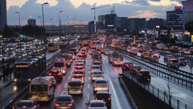 Yağışlarla birlikte İstanbul’da trafik adeta durdu