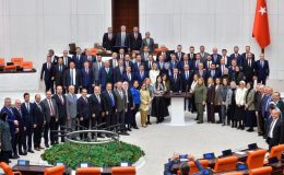 AKP’li vekiller sıraya girerek bakanları kutladı