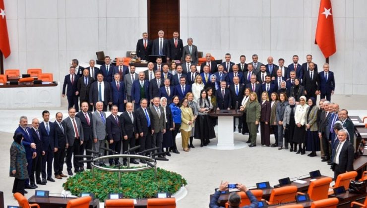 AKP’li vekiller sıraya girerek bakanları kutladı