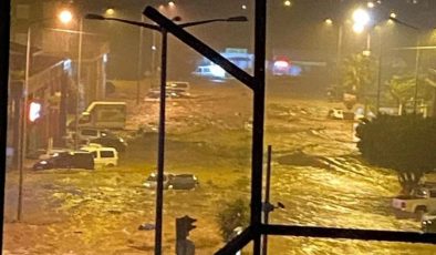 Antalya’da sel: Arabalar sürüklendi, seralar su altında kaldı
