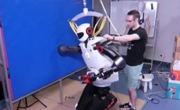 Bir robot düşmemek için duvara yaslanmayı öğreniyor: İşte görüntüsü
