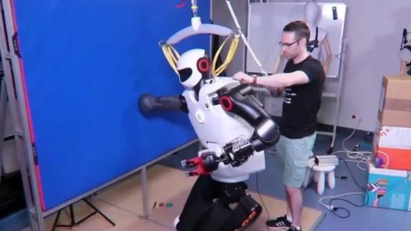 Bir robot düşmemek için duvara yaslanmayı öğreniyor: İşte görüntüsü