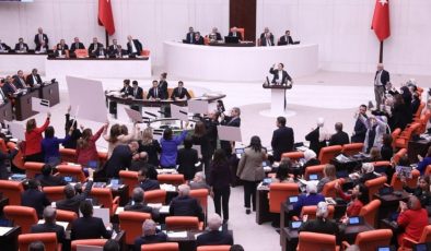 CHP’den Bakan Yanık’a istifa daveti ve pankartlı hareket