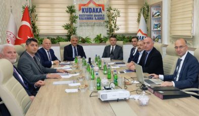 Erzurum’da skandal… Kelamda kanaat başkanı devletin yatırım toplantısına katıldı