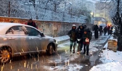 Hava durumu süratle değişti, öğrenciler kar altında okullarına gitti